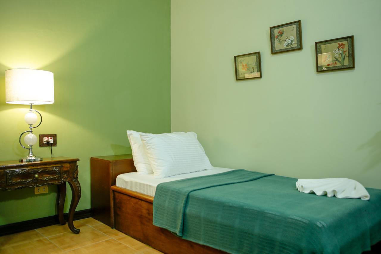 Bed and Breakfast Victoria'S Haven à Dumaguete City Extérieur photo
